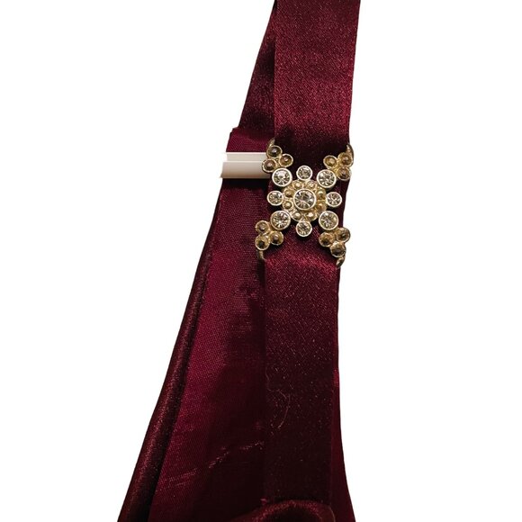 Elegant Burgundy Floor-Length Evening Gown With Rhinestone Brooch Detail & Drape - Picture 4 of 9